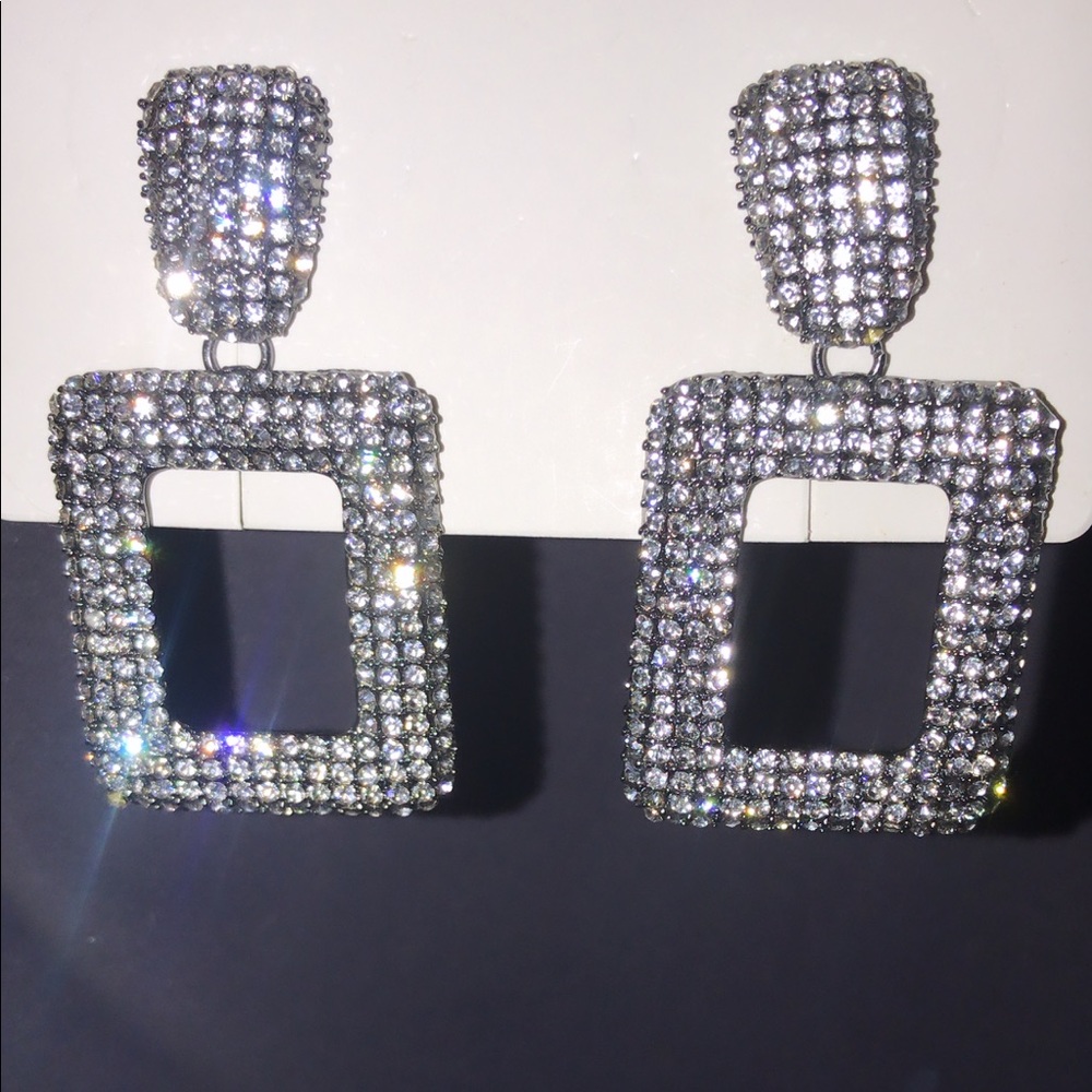 Gorgeous Rhinestone Pendant Earring - Picture 2 of 3